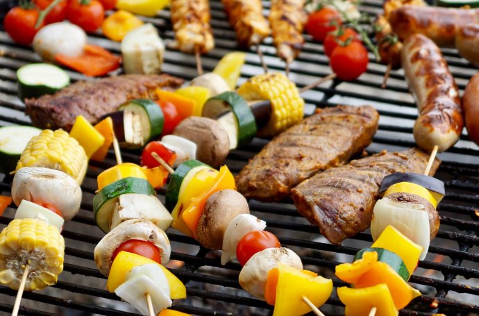 Symbolbild Grillen: Leckeres Fleisch und Gemüse, Foto: CC0, pixabay.com
