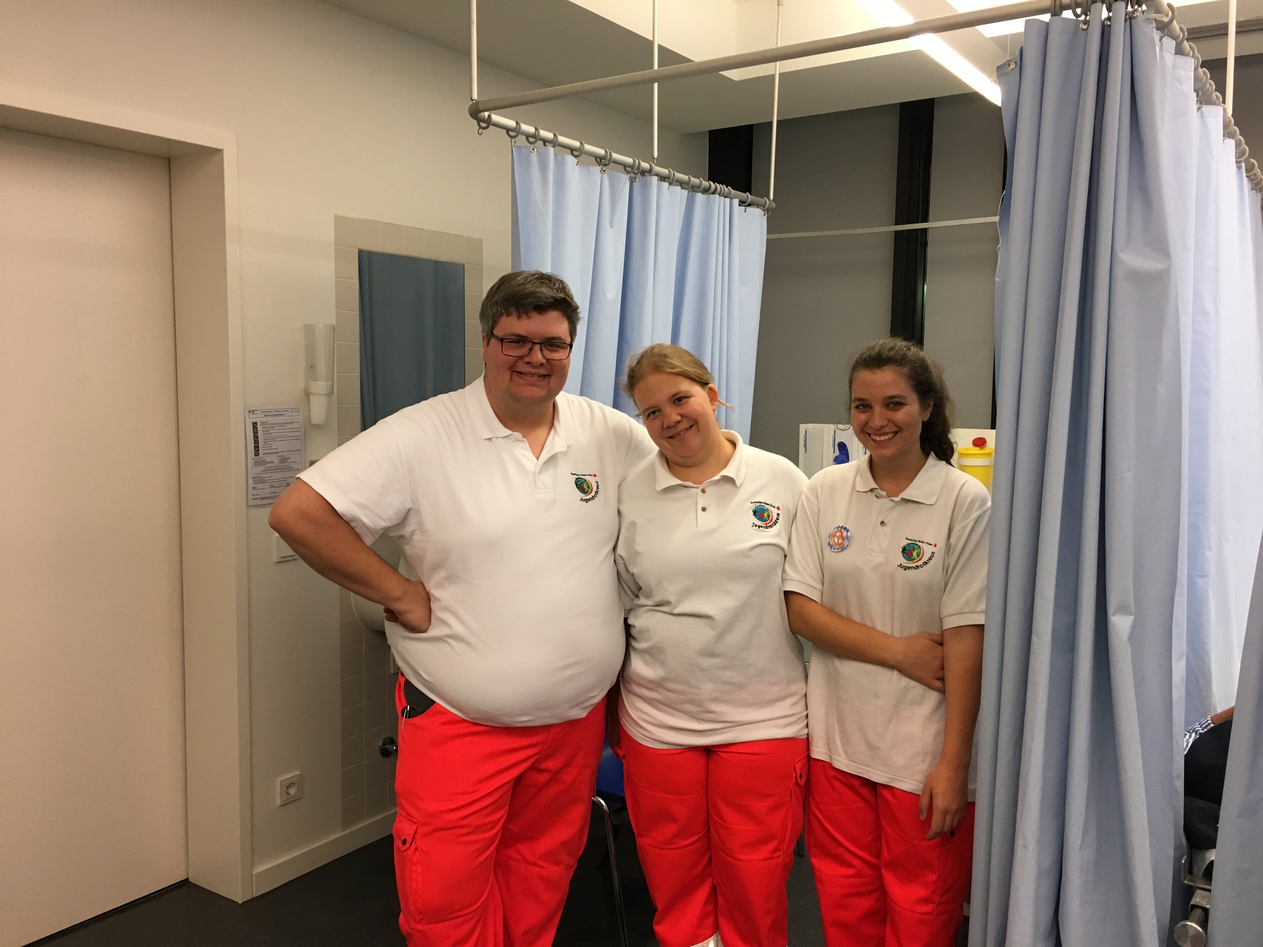 Sanitätisdienst auf der Wiesn: Im Behandlungsraum helfen Moritz, Michi und Elisabeth fleißig mit. Für ein Foto ist dennoch kurz Zeit. (Foto: Jugendrotkreuz)