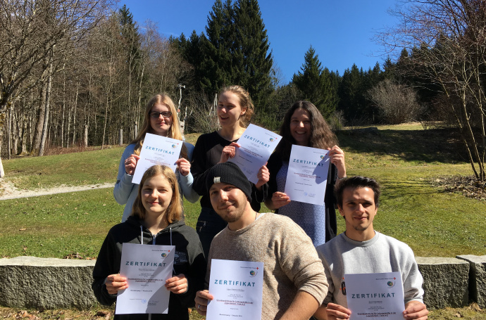 Geschafft! Sechs Jugendrotkreuzler_innen haben erfolgreich an Grundausbildung für Leitungskräfte in der Jugendarbeit teilgenommen.